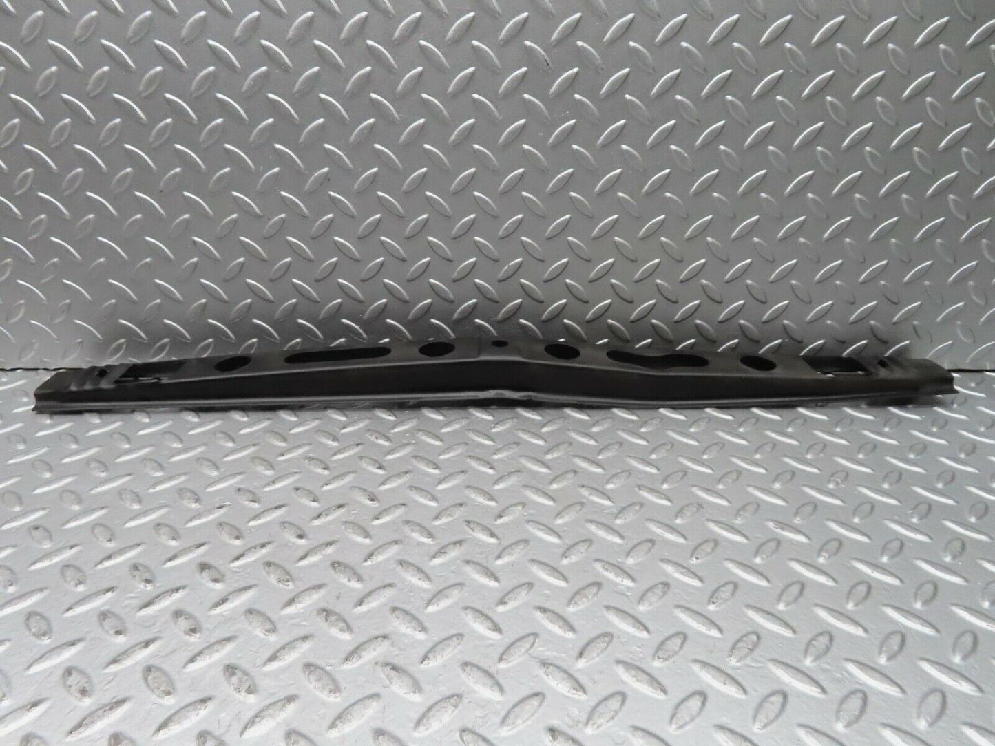 15351 Mercedes-Benz W123 230E Front Bumper Centre Bracket