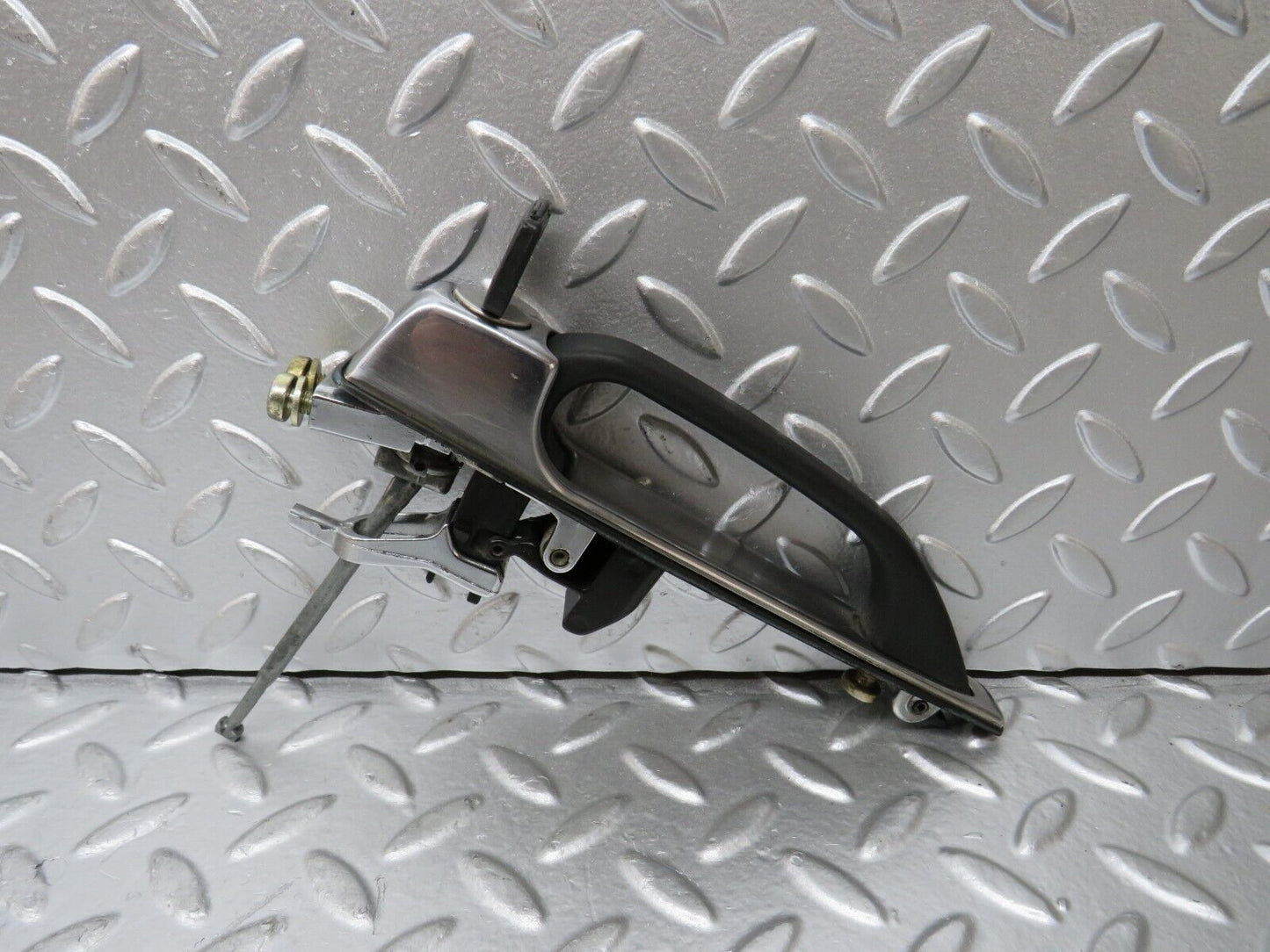 29847 Mercedes-Benz W123 230E Front Left Exterior Door Handle With Key