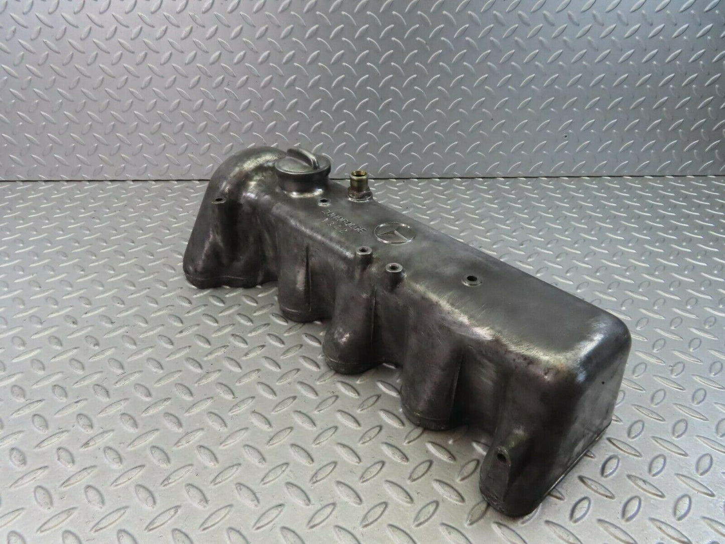 8681 Mercedes-Benz W115 Cylinder Head Valve Cover 6150160105