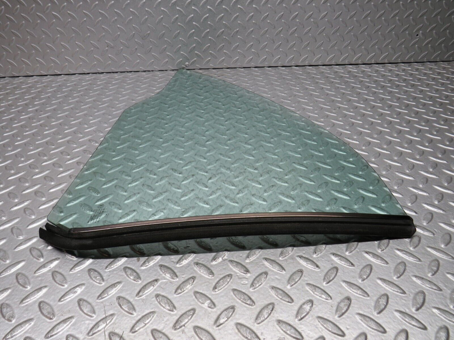 37876 Mercedes-Benz A124 320E Cabriolet Rear Right Window Glass