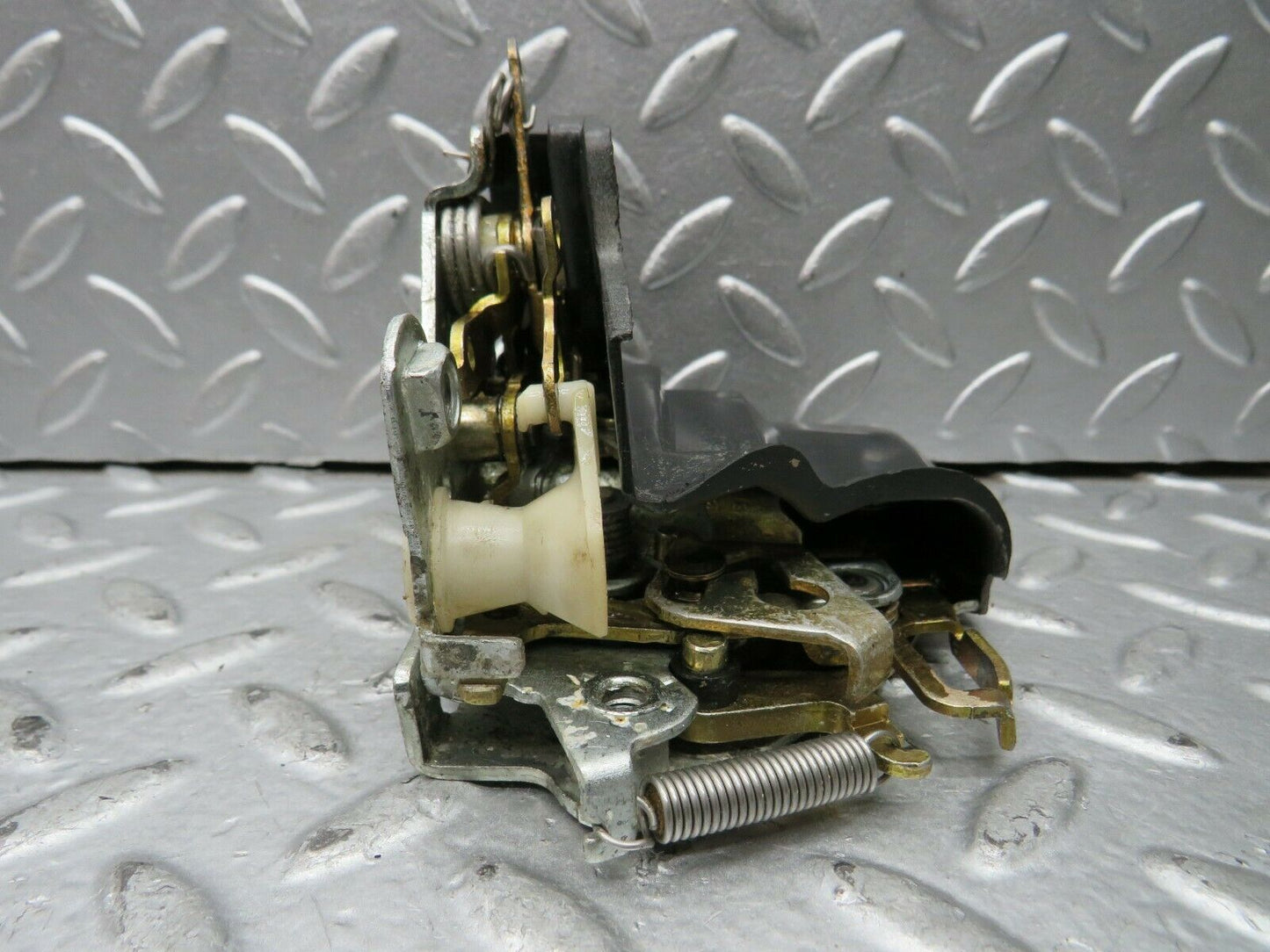 21983 Mercedes-Benz S123 280TE Front Left Door Lock Mechanism 1237230108