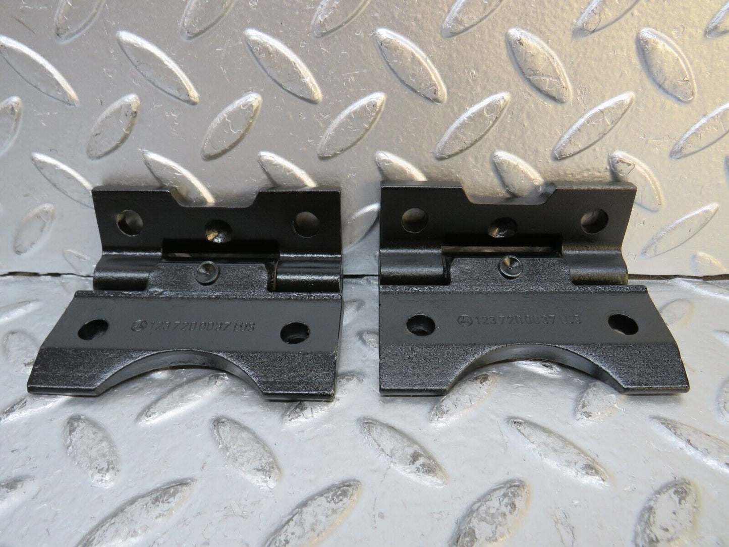 29922 Mercedes-Benz W123 230E Door Hinge Pair 1237200037