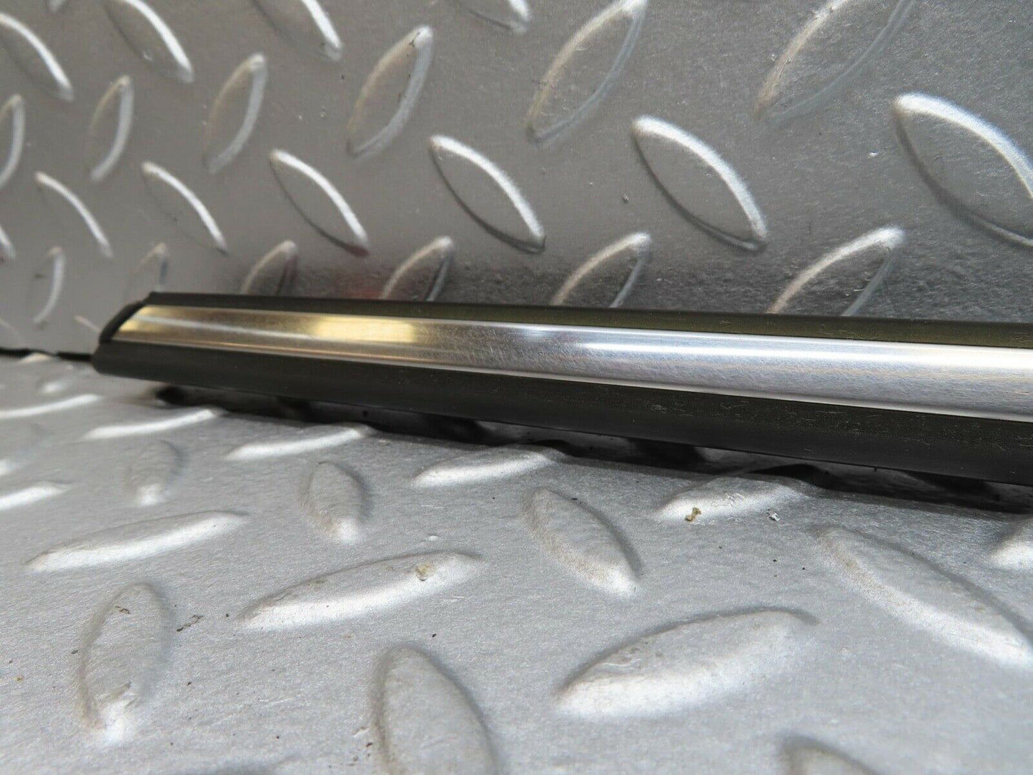 15831 Mercedes-Benz W123 280E Front Right Fender Wing Centre Moulding Trim