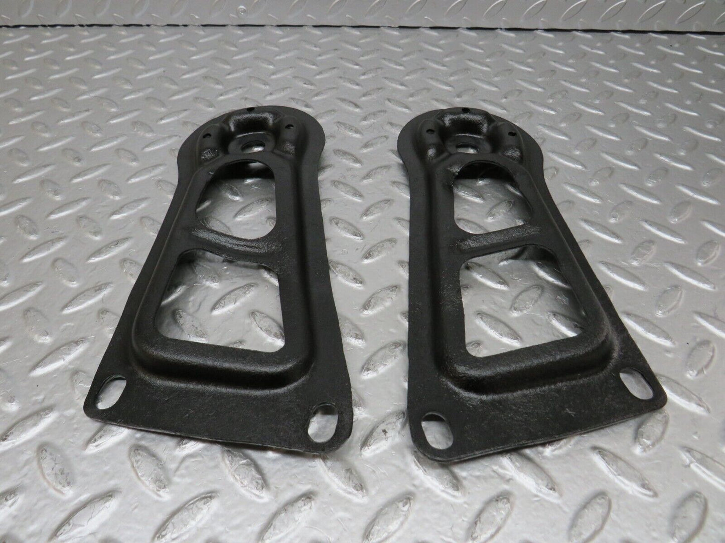 26849 Mercedes-Benz W123 240D Rear Suspension Axle Mounting Bracket