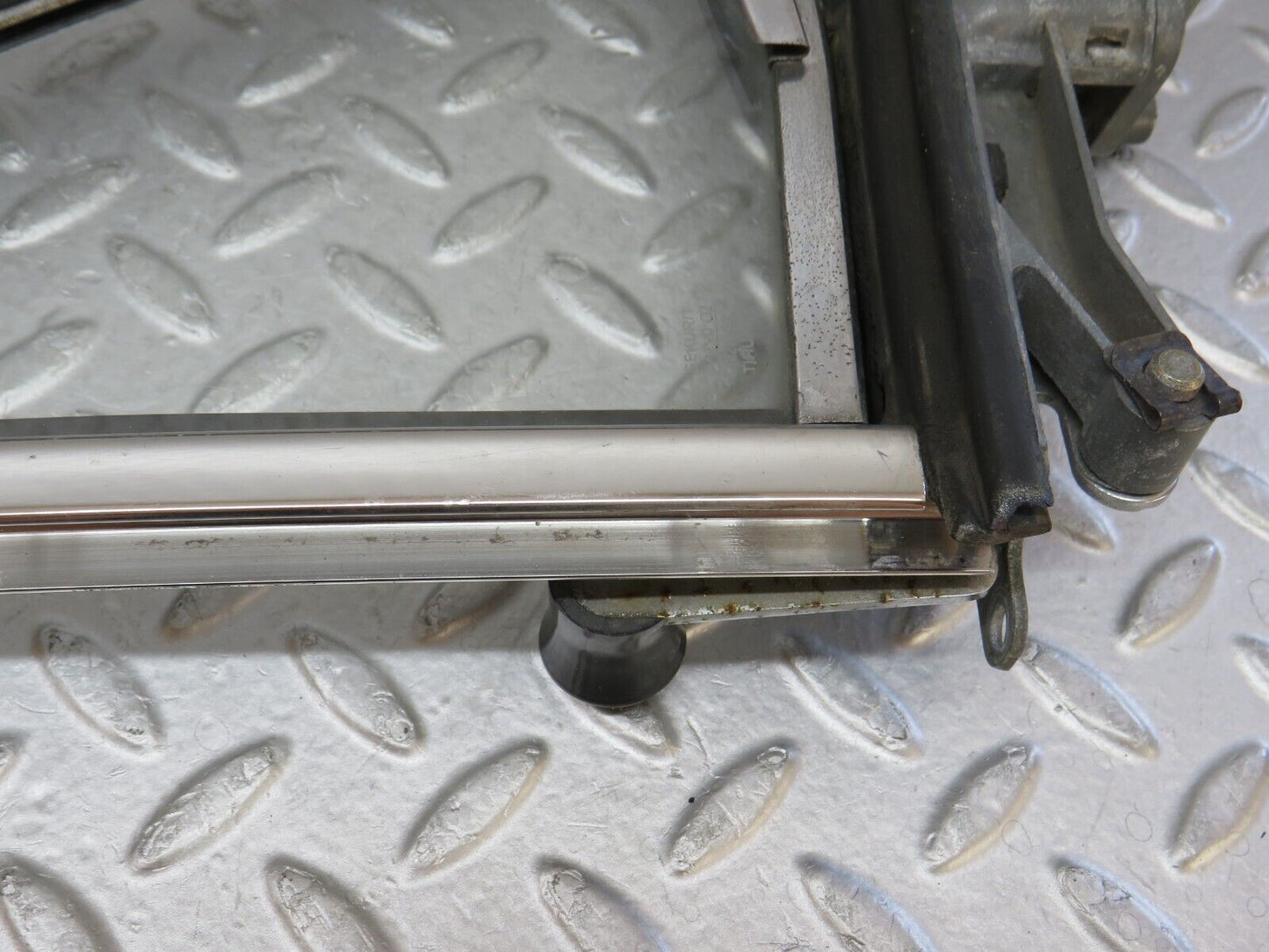 35944 Mercedes-Benz W108 Front Right Quarter Window