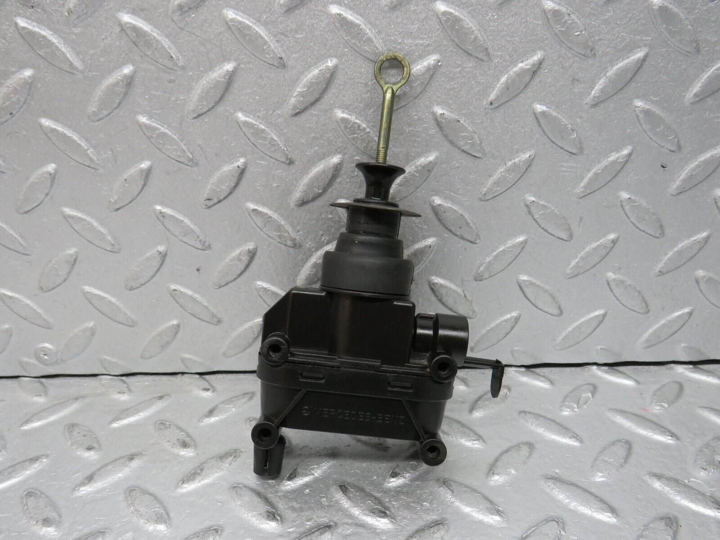 37772 Mercedes-Benz A124 320E Cabriolet Left Door Lock Vacuum Actuator