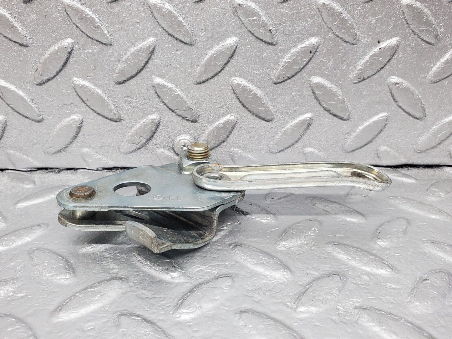 45881 Mercedes-Benz W126 420SE Front Right Seat Belt Bracket