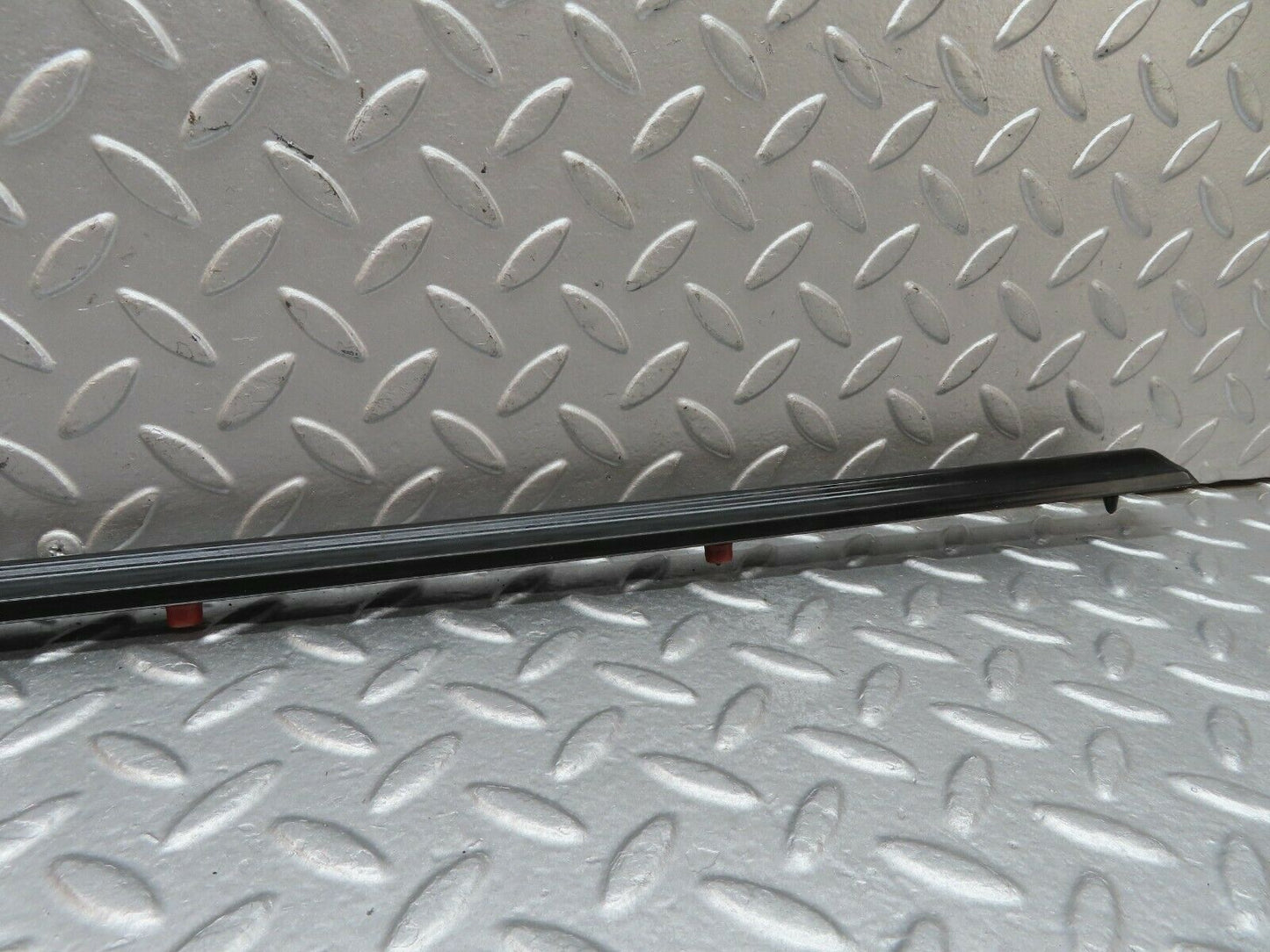 18006 Mercedes-Benz W123 200 Front Right Door Centre Moulding Trim
