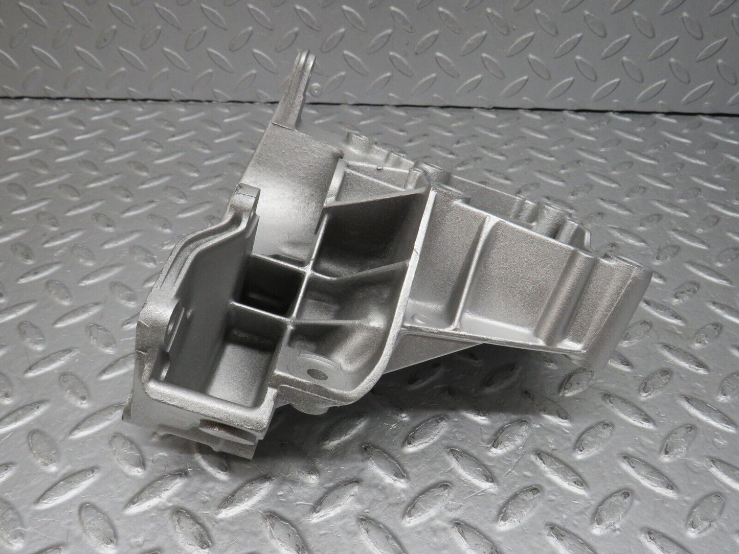 36790 Mercedes-Benz W201 190E 2.0L Power Steering Pump Bracket 1022361030