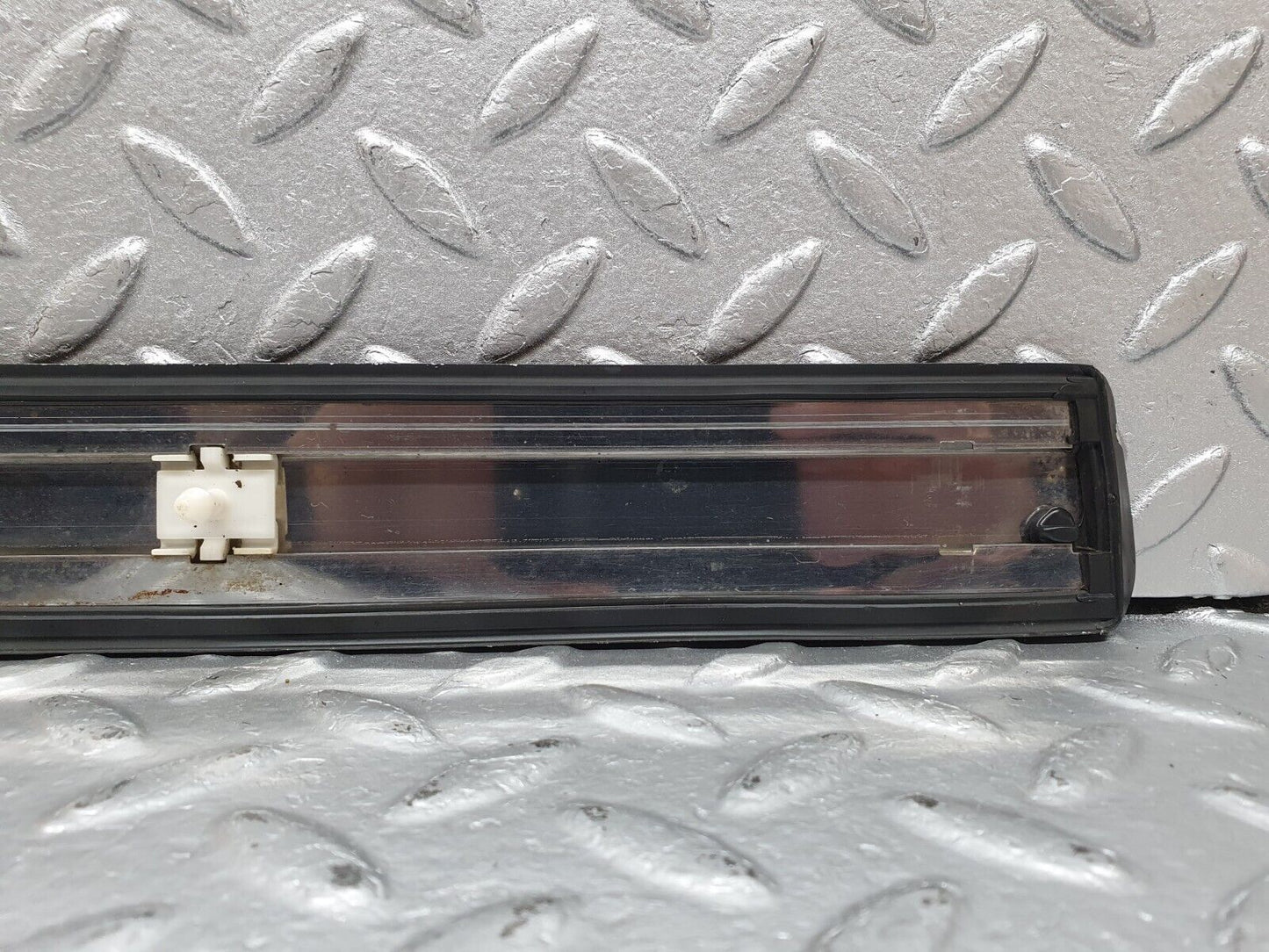 41425 Mercedes-Benz W124 200E Front Right Fender Wing Centre Moulding Trim