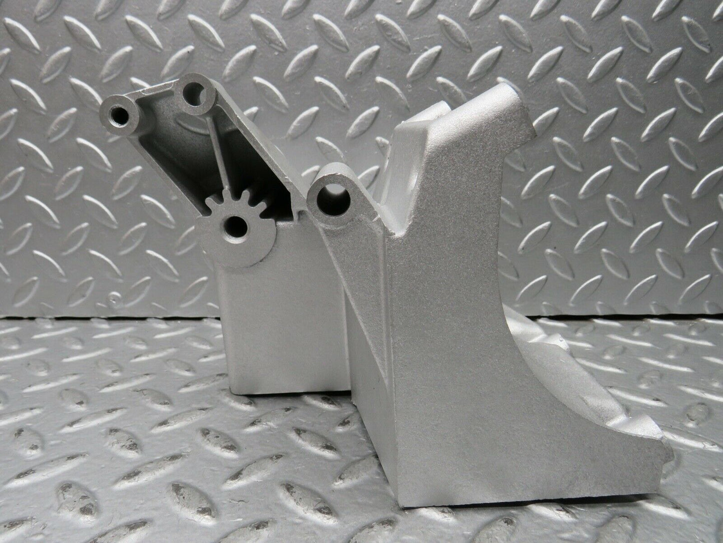 21898 Mercedes-Benz W126 300SE Power Steering Pump Bracket 1264660641