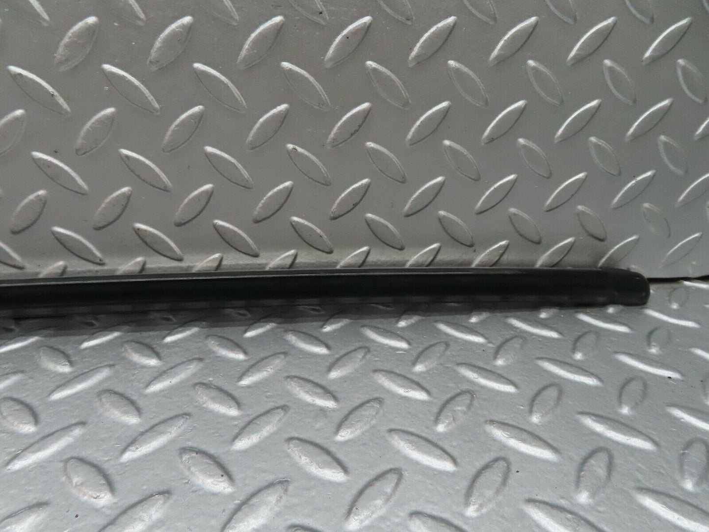 18004 Mercedes-Benz W123 200 Front Right Fender Wing Centre Moulding Trim