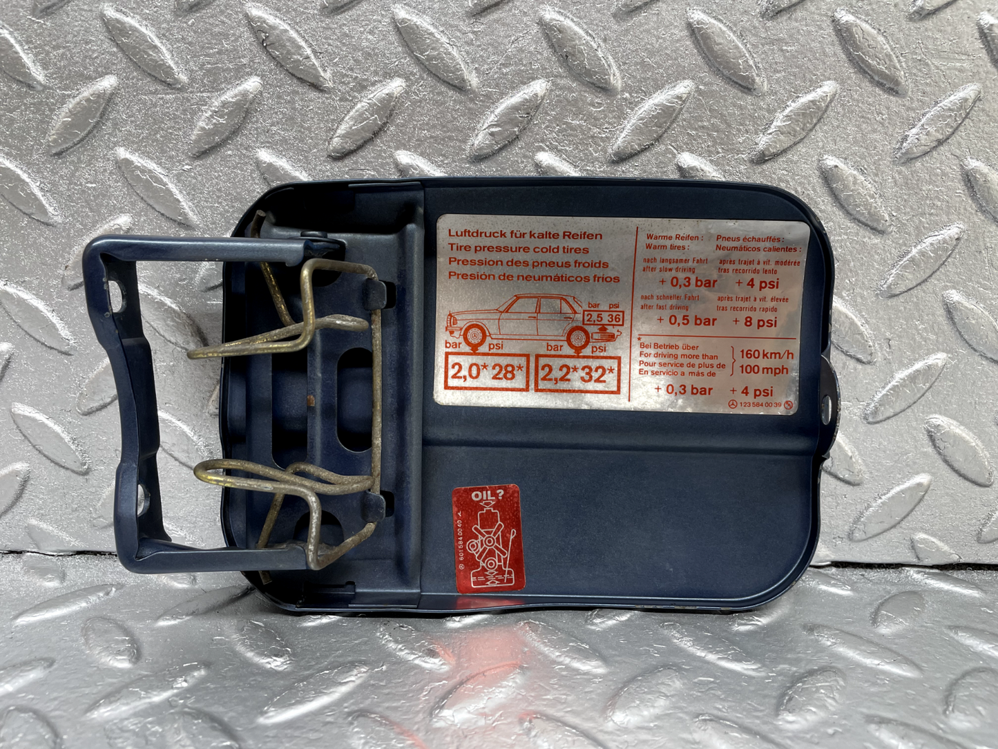 44274 Mercedes-Benz W123 280E Fuel Tank Flap Cap 1235840039