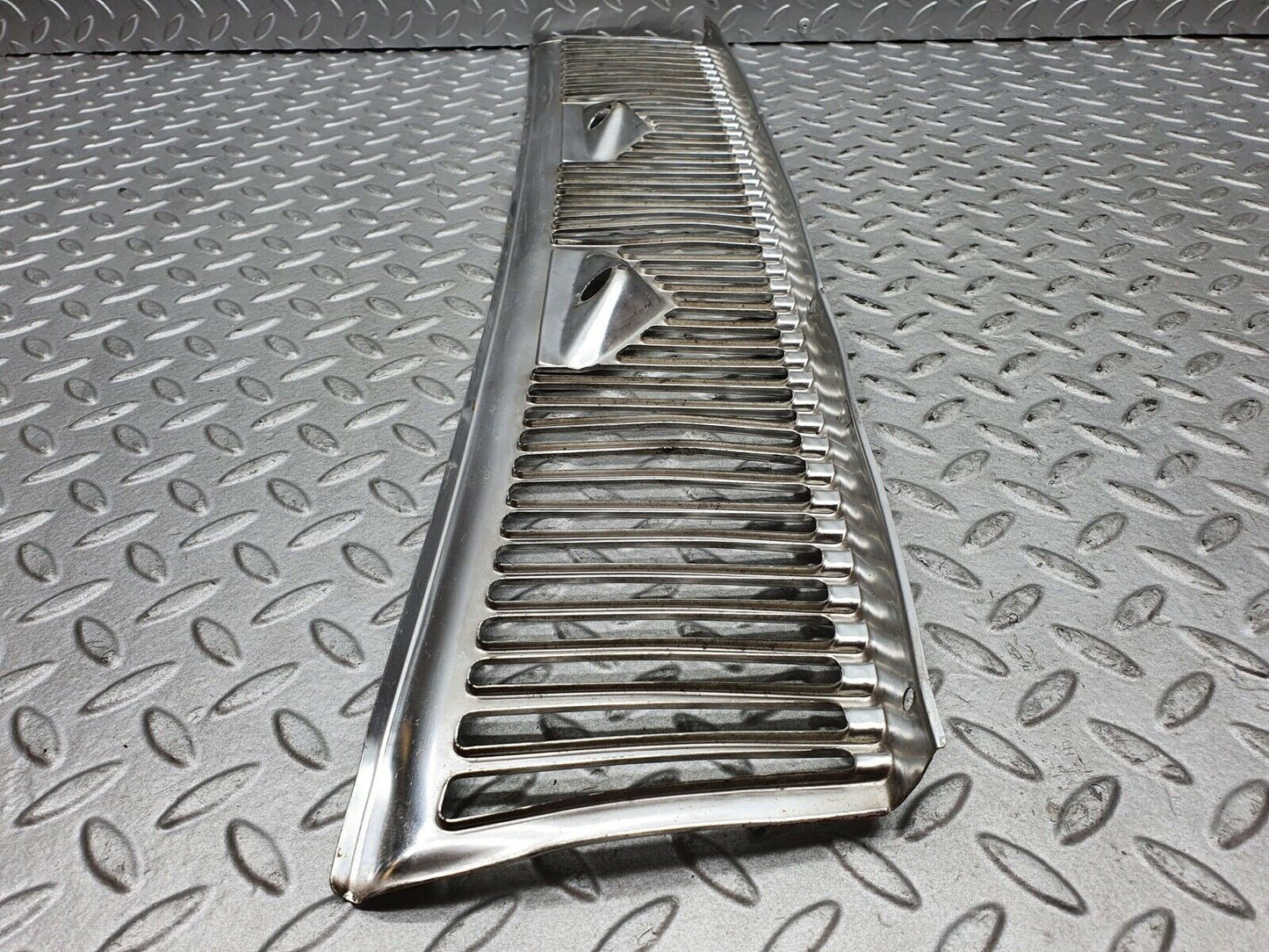 0160 Mercedes-Benz W116 350SE Air Intake Grill Chrome
