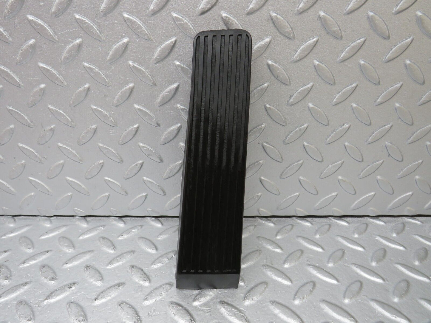 36884 Mercedes-Benz C126 420SEC Coupe Accelerator Pedal Rubber 1233010082