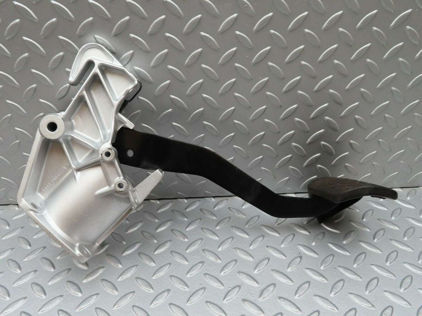 3947 Mercedes-Benz S123 200T Wagon Brake Pedal Assembly 1232900219