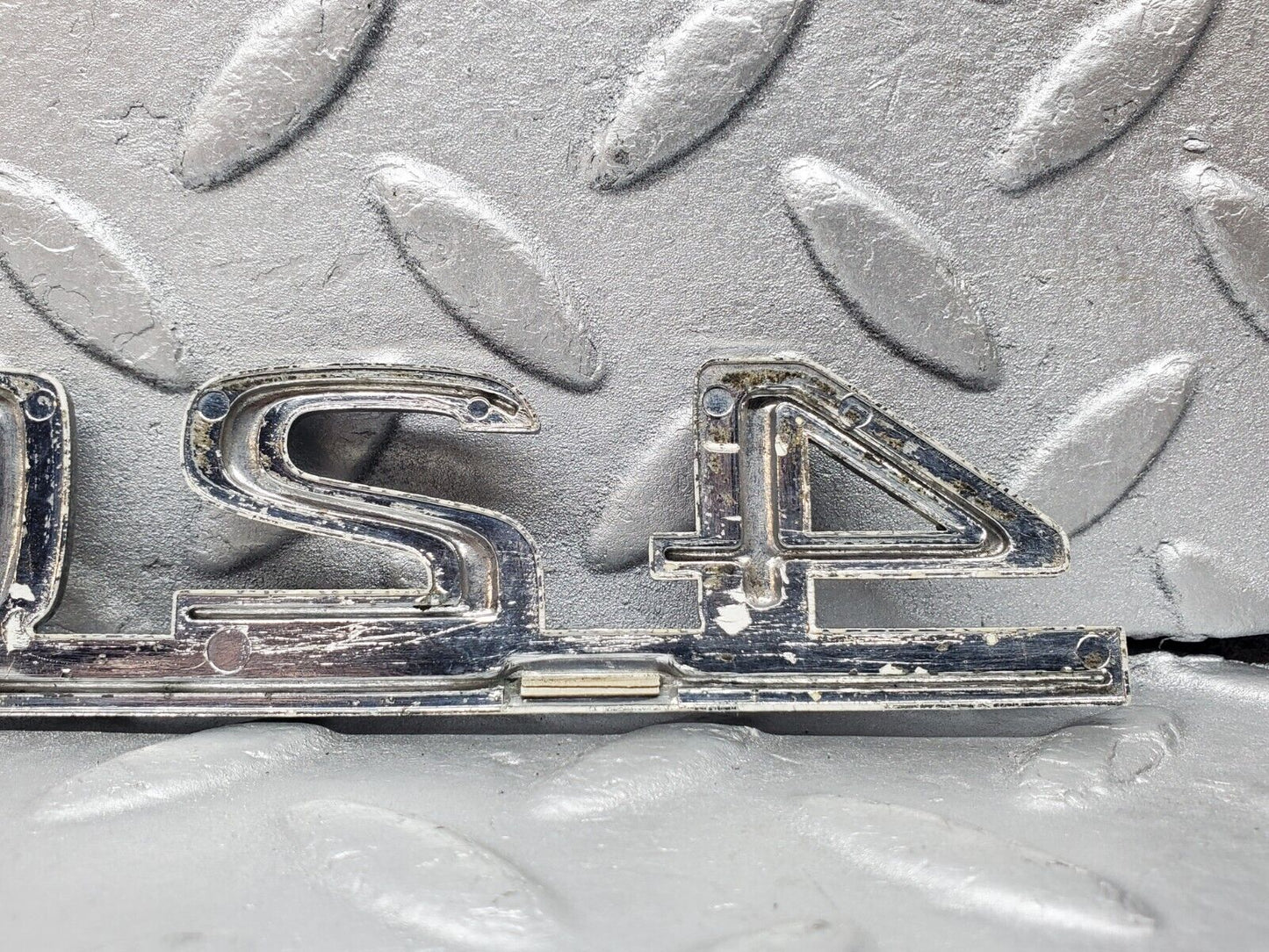 45885 Mercedes-Benz W126 420SE Trunk Badge Emblem