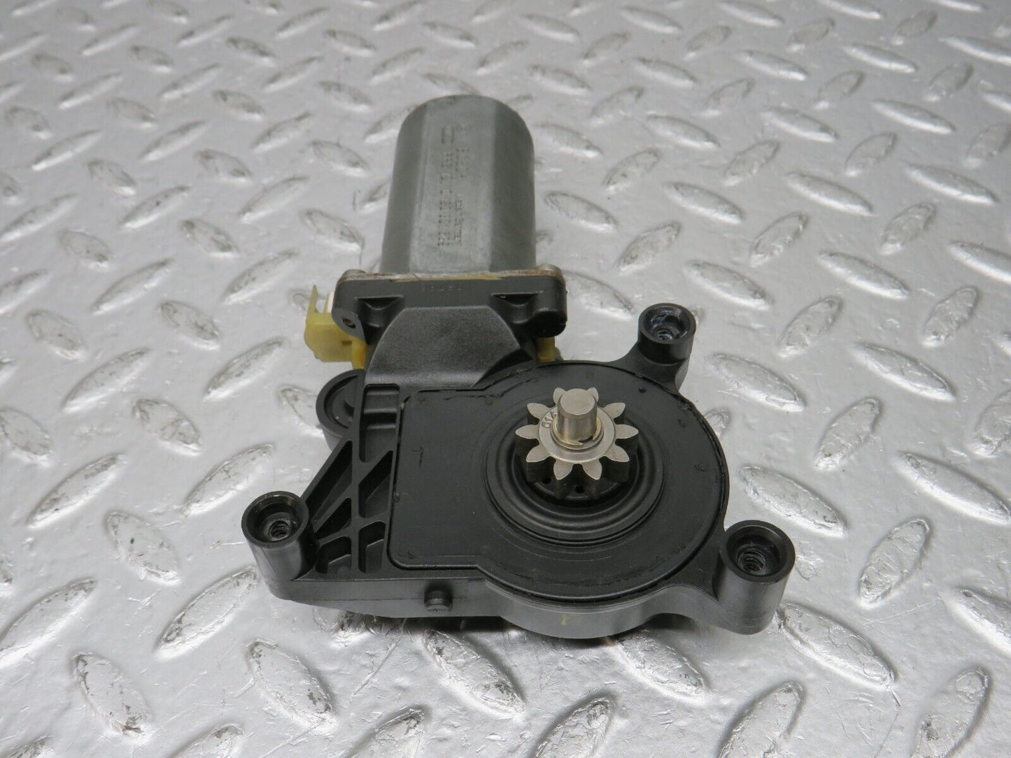 33412 Mercedes-Benz W202 C180 Window Regulator Motor Front Right 0130821639