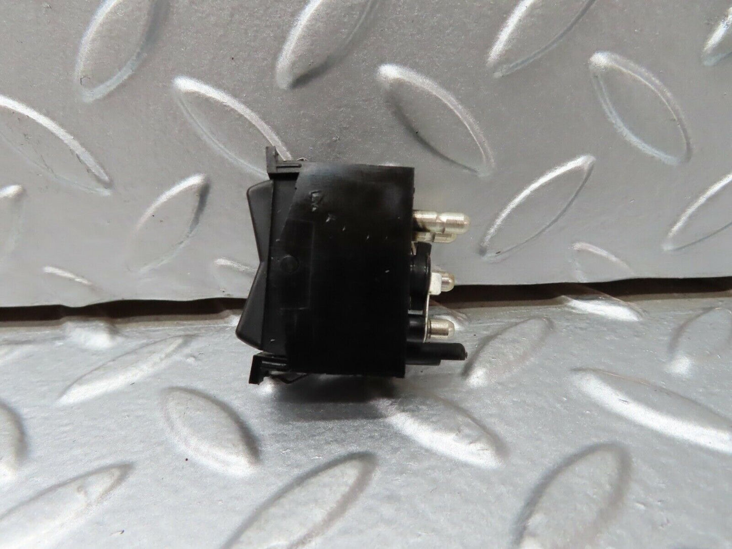 19275 Mercedes-Benz W123 300D Rear Heated Windscreen Switch 03812515
