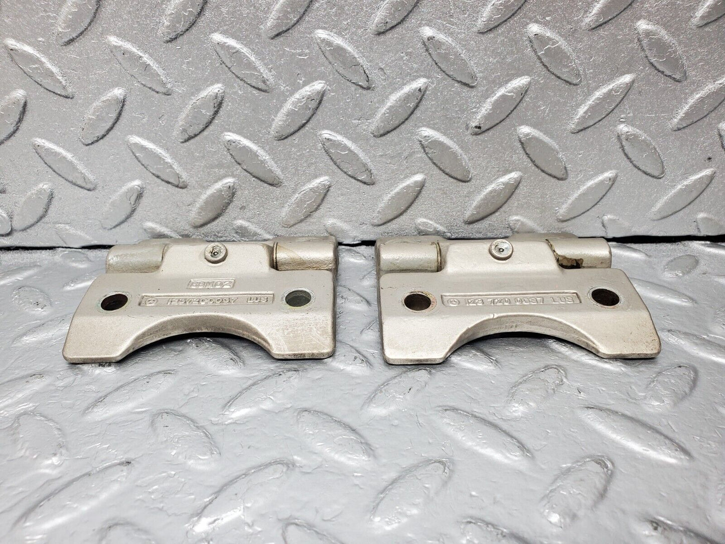 45552 Mercedes-Benz W126 420SE Door Hinge Pair Left Side 1237200037