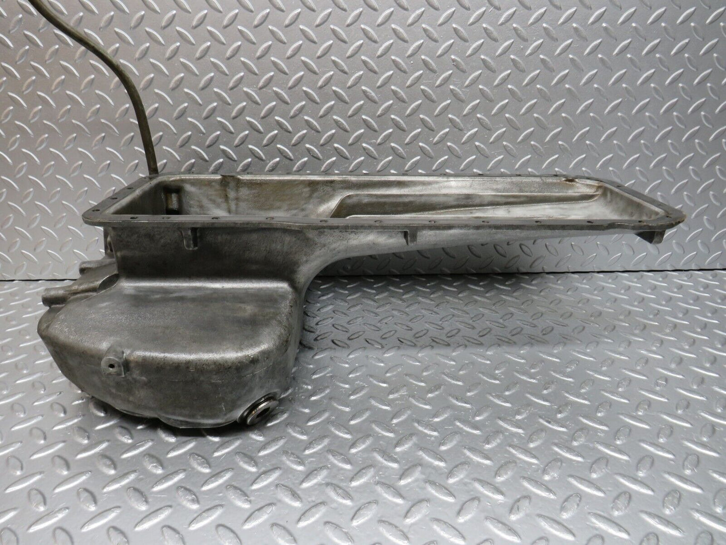 32960 Mercedes-Benz C107 R107 450 V8 Oil Pan Oil Sump 1160105113