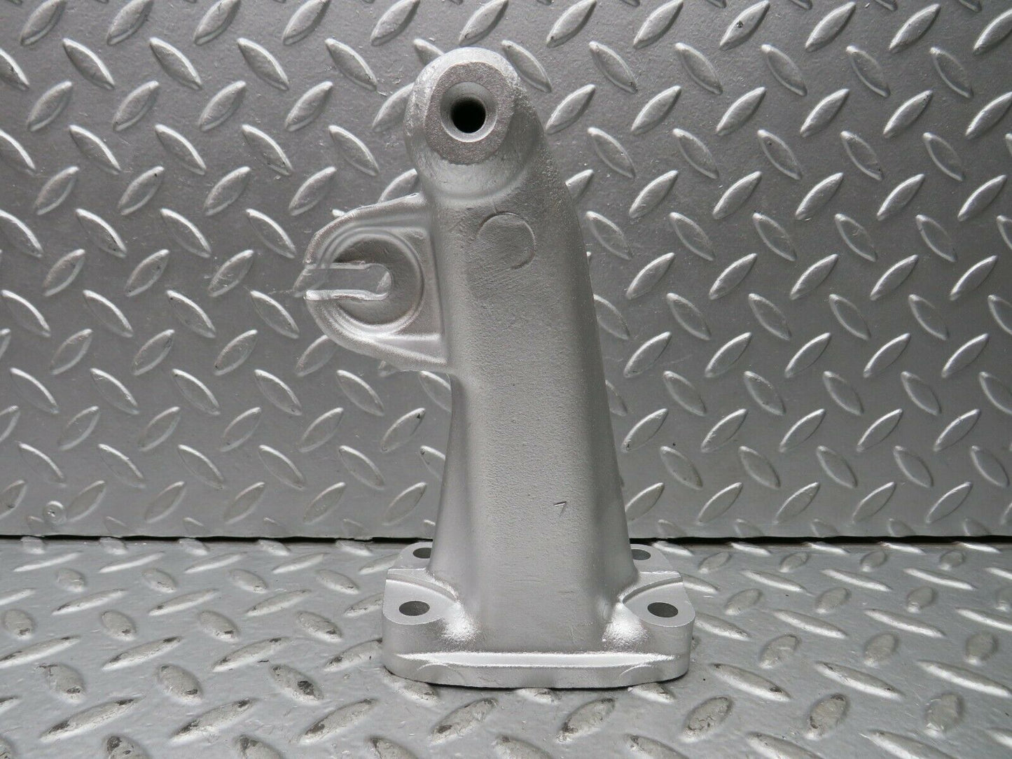 22157 Mercedes-Benz S123 280TE Wagon Engine Mount Bracket Right 1232230304