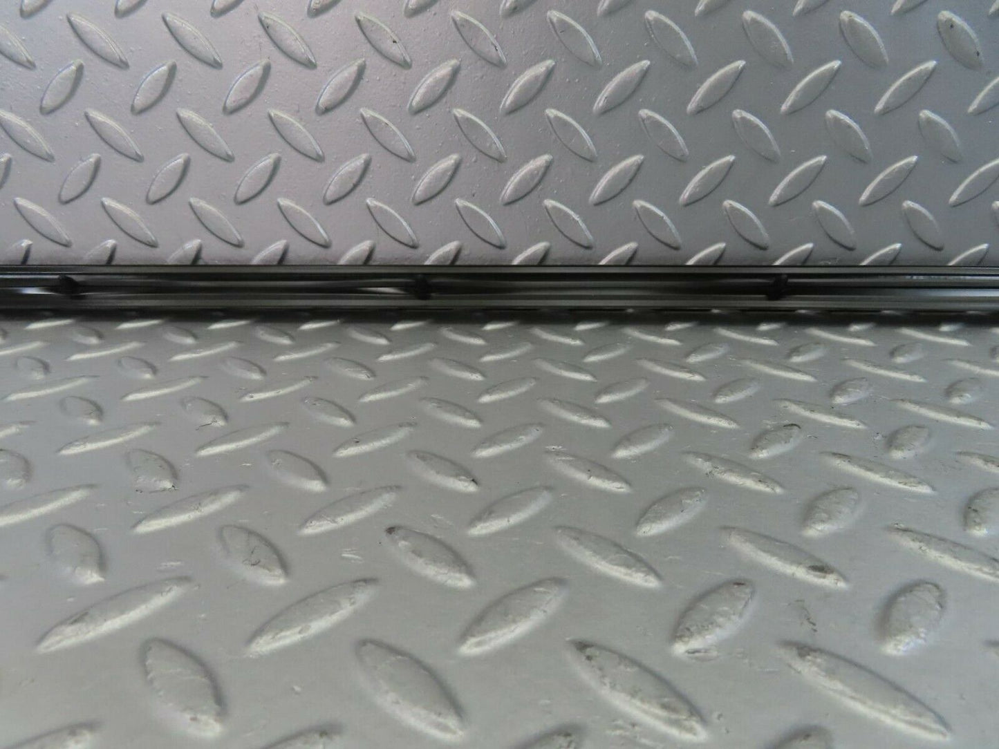 10256 Mercedes-Benz W123 Front Left Door Centre Moulding Trim