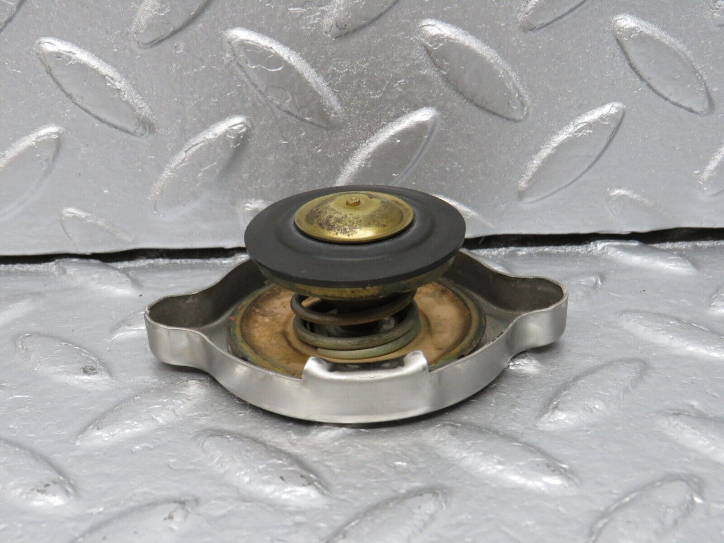 40681 Mercedes-Benz W123 300D Radiator Cap Behr 1235010015
