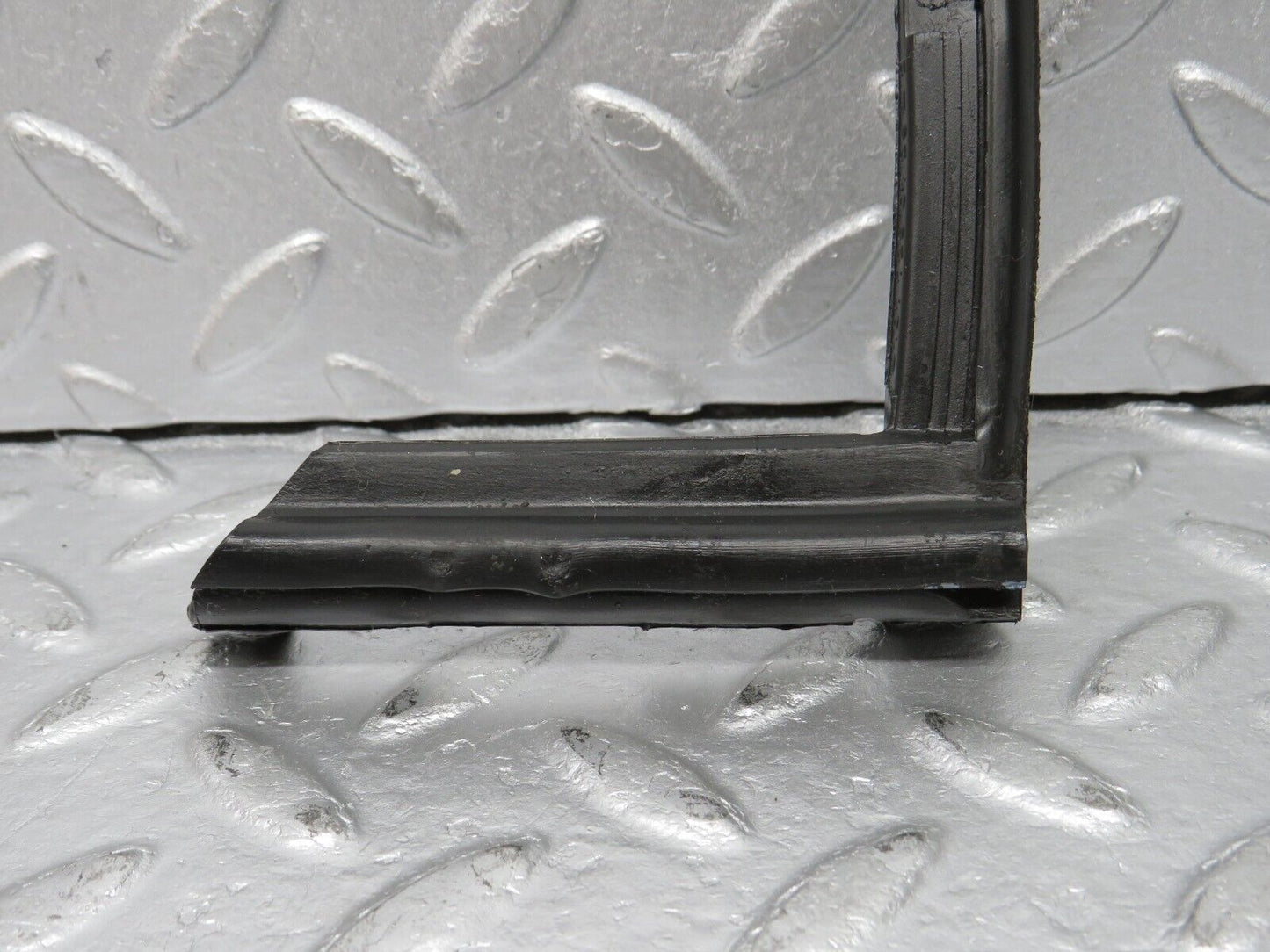 39172 Mercedes-Benz R107 500SL Front Left Rubber Window Guide 1077250125