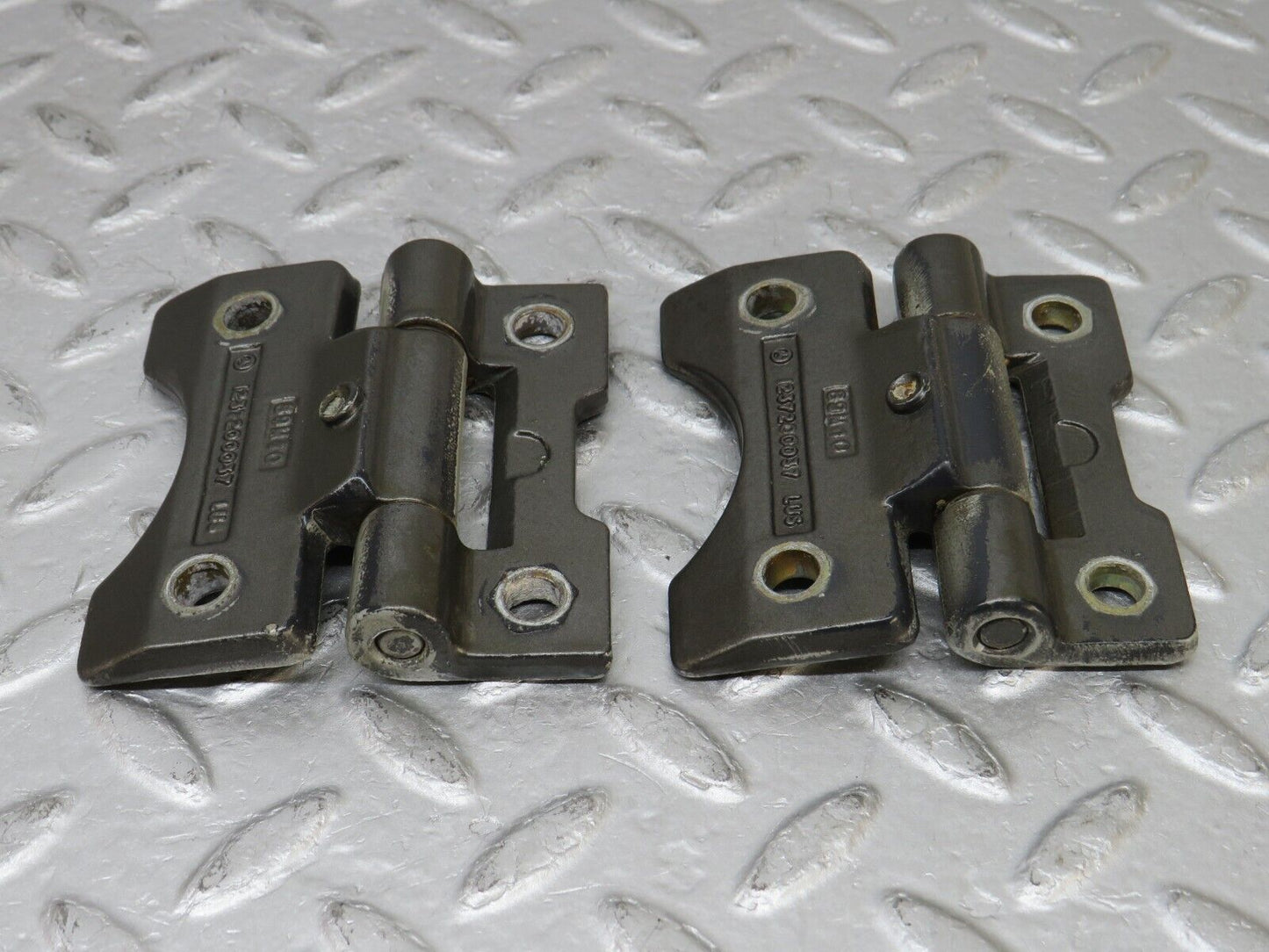 36071 Mercedes-Benz W126 420SE Door Hinge 1237200037