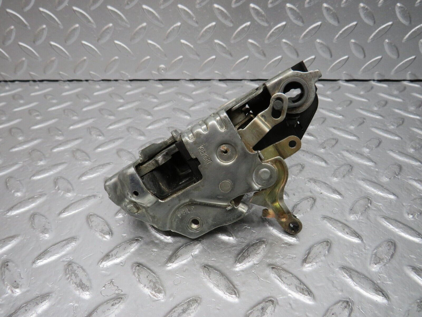 31392 Mercedes-Benz S124 220TE Wagon Front Left Door Lock Mechanism