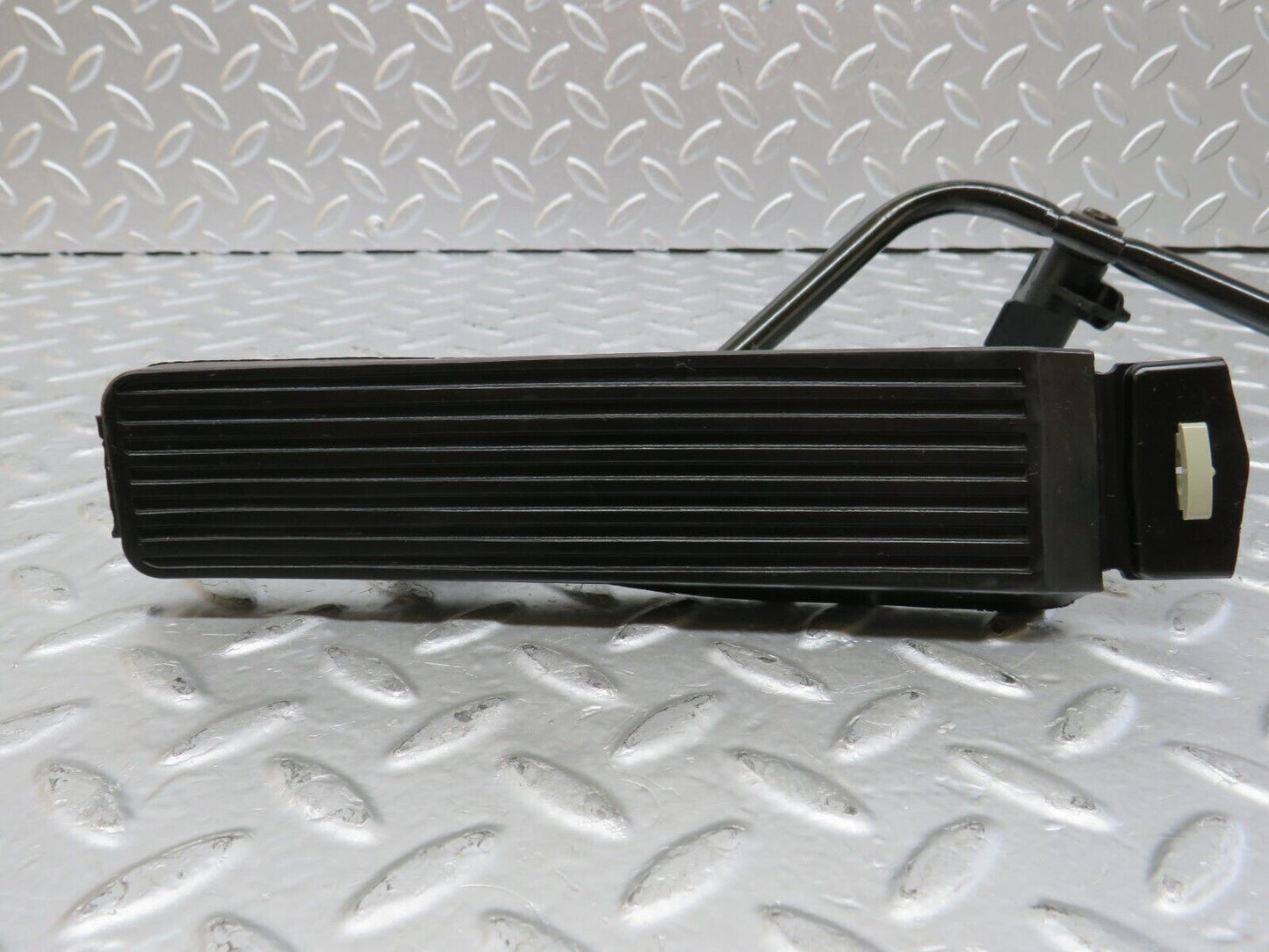 25806 Mercedes-Benz W124 280E Accelerator Pedal With Rubber 1233010082