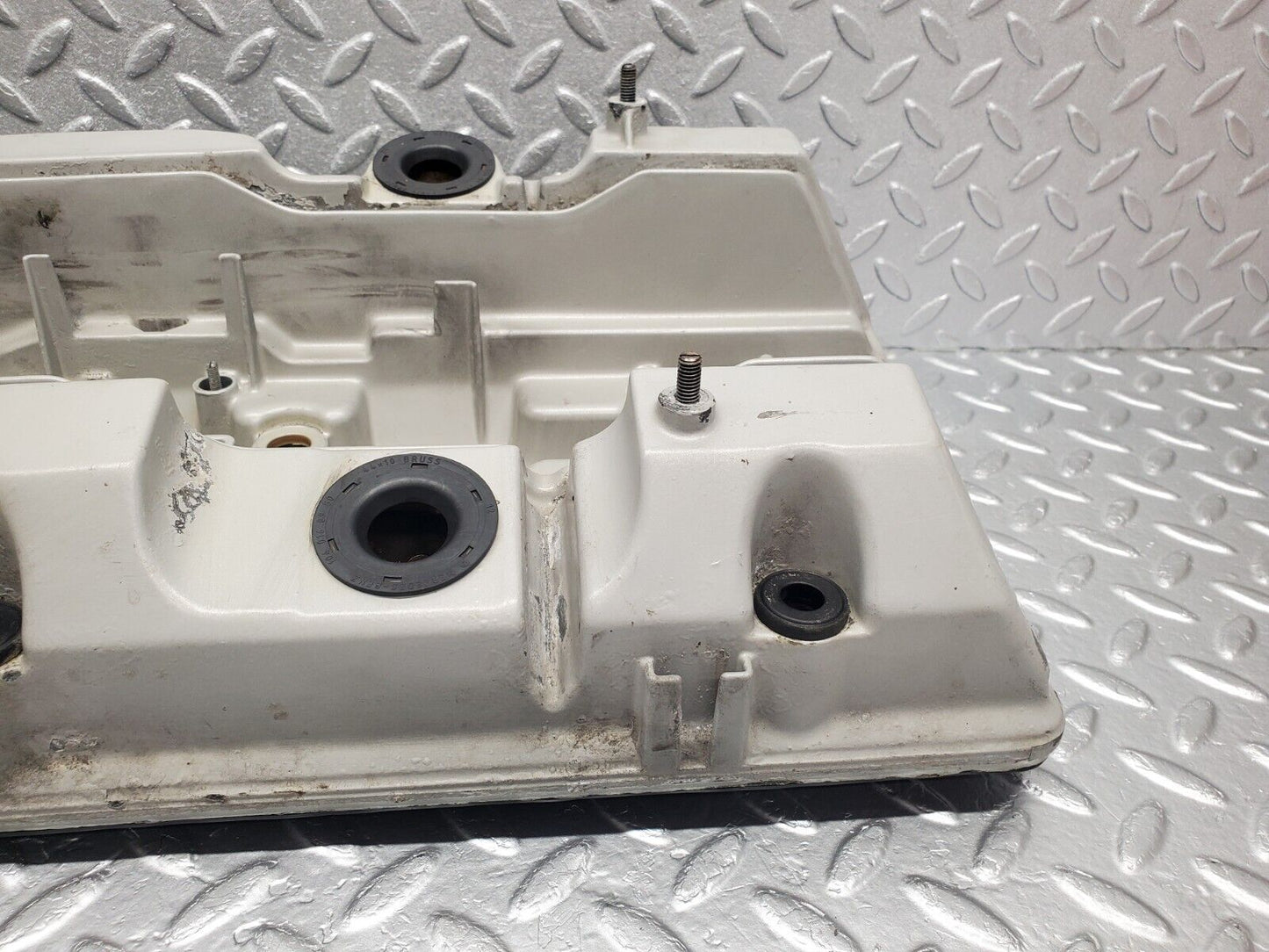 46232 Mercedes-Benz W124 280E Cylinder Head Valve Cover 1040160705