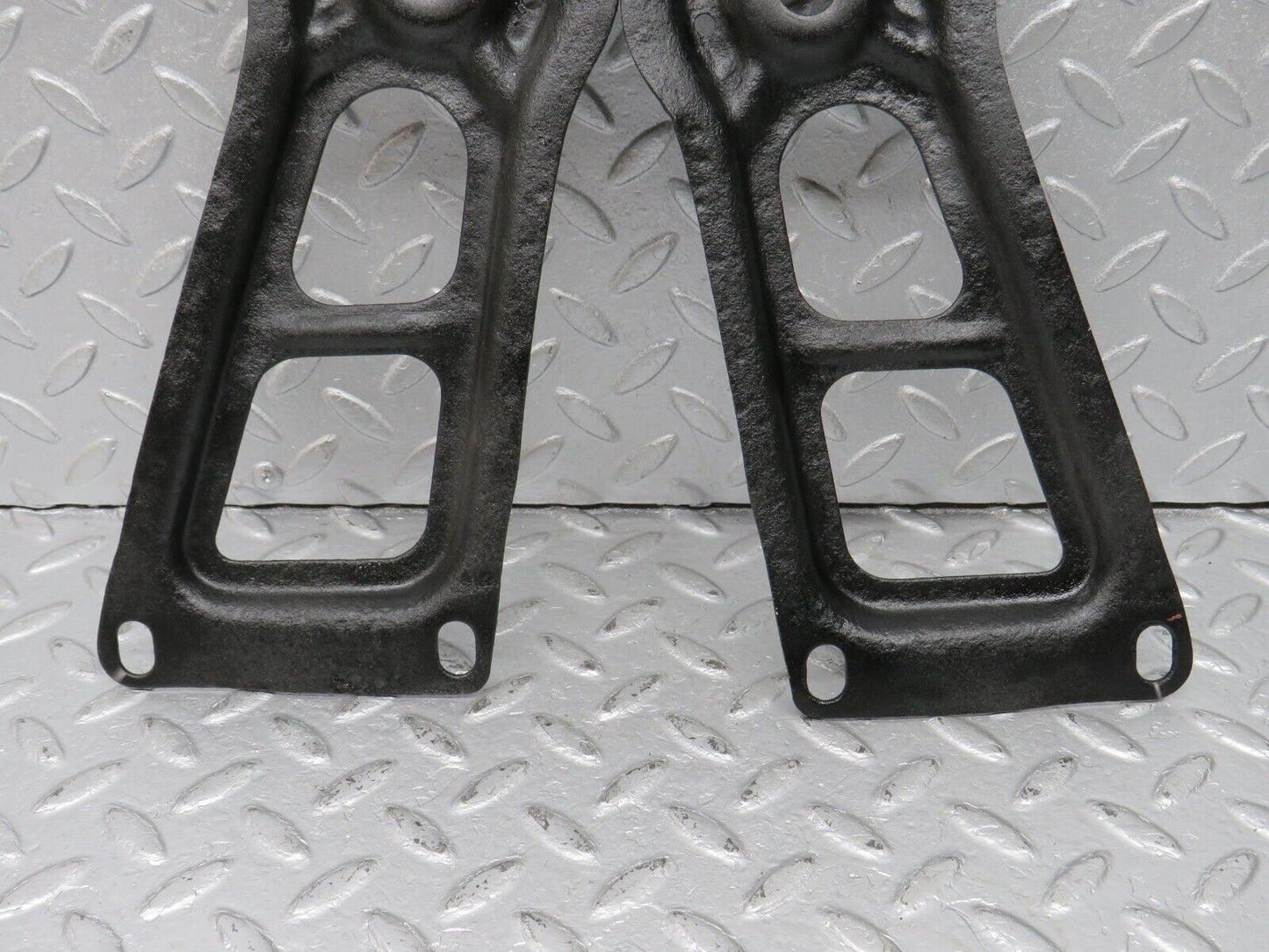 40543 Mercedes-Benz W123 300D Rear Suspension Axle Mounting Bracket