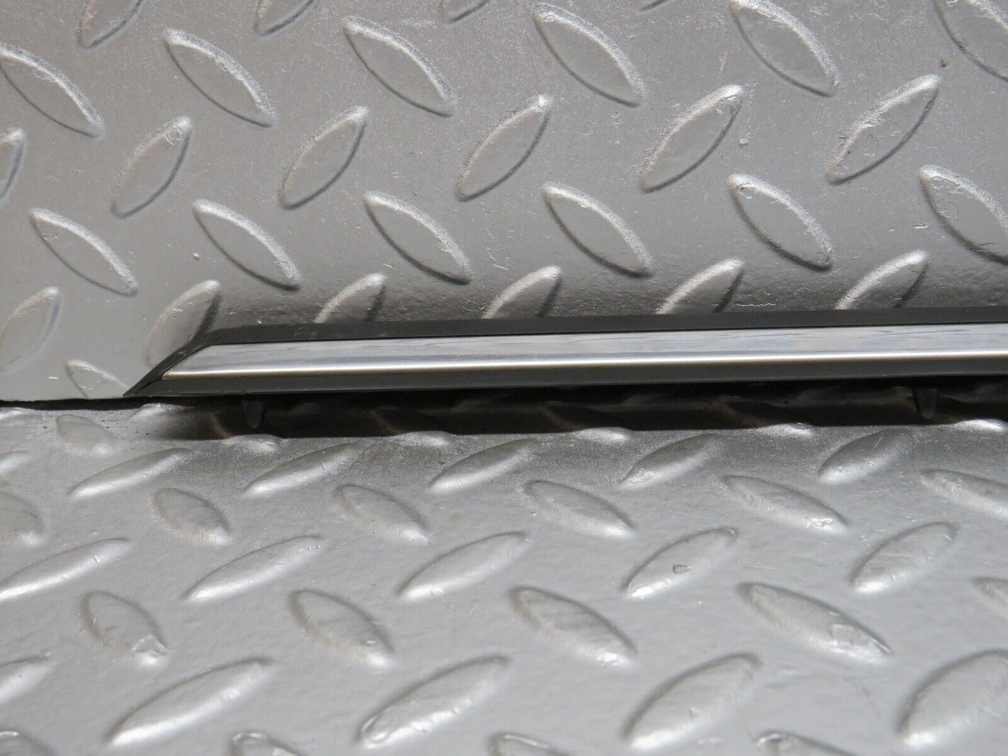 40640 Mercedes-Benz W123 300D Rear Right Door Centre Moulding Trim