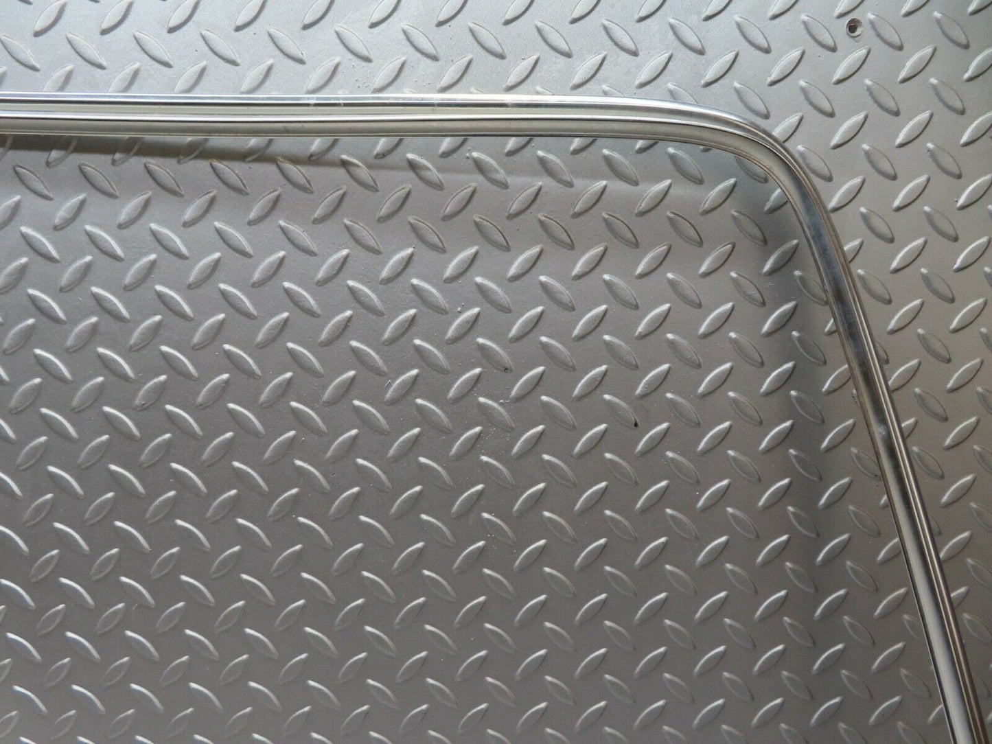 16088 Mercedes-Benz W123 280E Rear Windscreen Chrome Frame