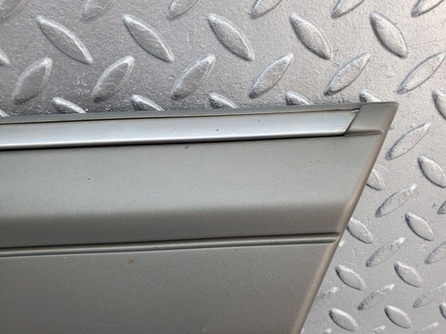 45702 Mercedes-Benz W126 420SE Front Right Fender Wing Moulding Trim 1266903640