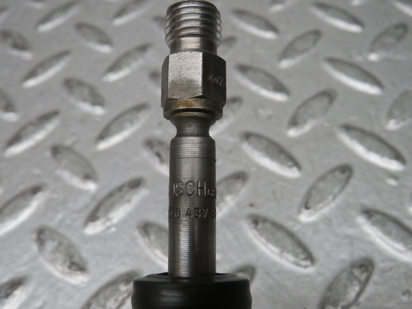 28663 Mercedes-Benz W123 230E Fuel Injector Bosch 0437502010