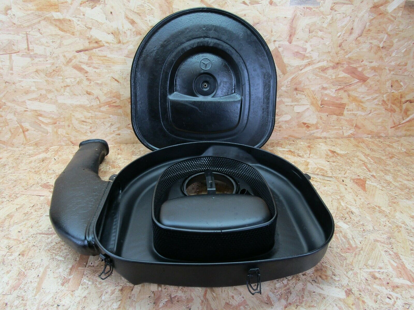 2137 Mercedes-Benz W116 350SE Air Filter Housing 4517485106