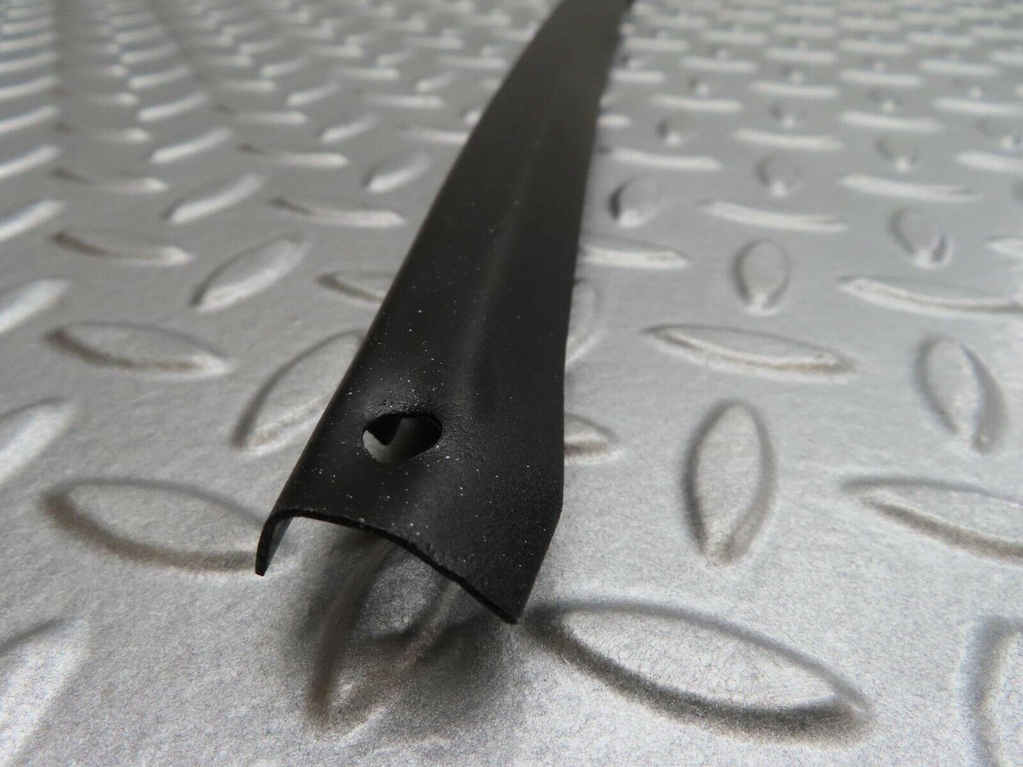 14164 Mercedes-Benz C107 280SLC Front Fender Wing Cross Bar