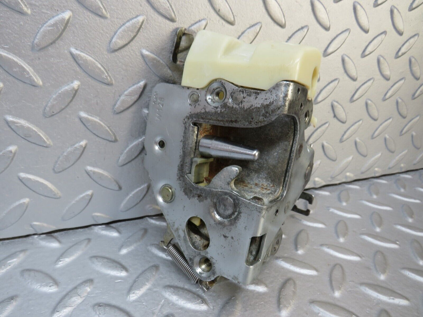 36972 Mercedes-Benz C126 420SEC Coupe Left Door Lock Mechanism