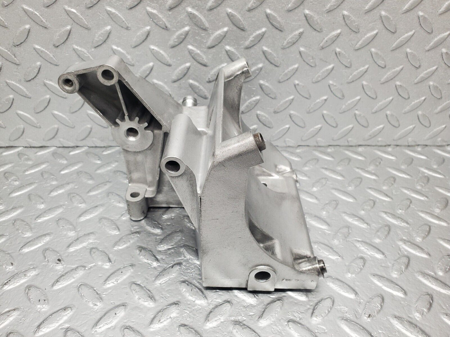 46162 Mercedes-Benz W124 280E Power Steering Pump Bracket 1031310935