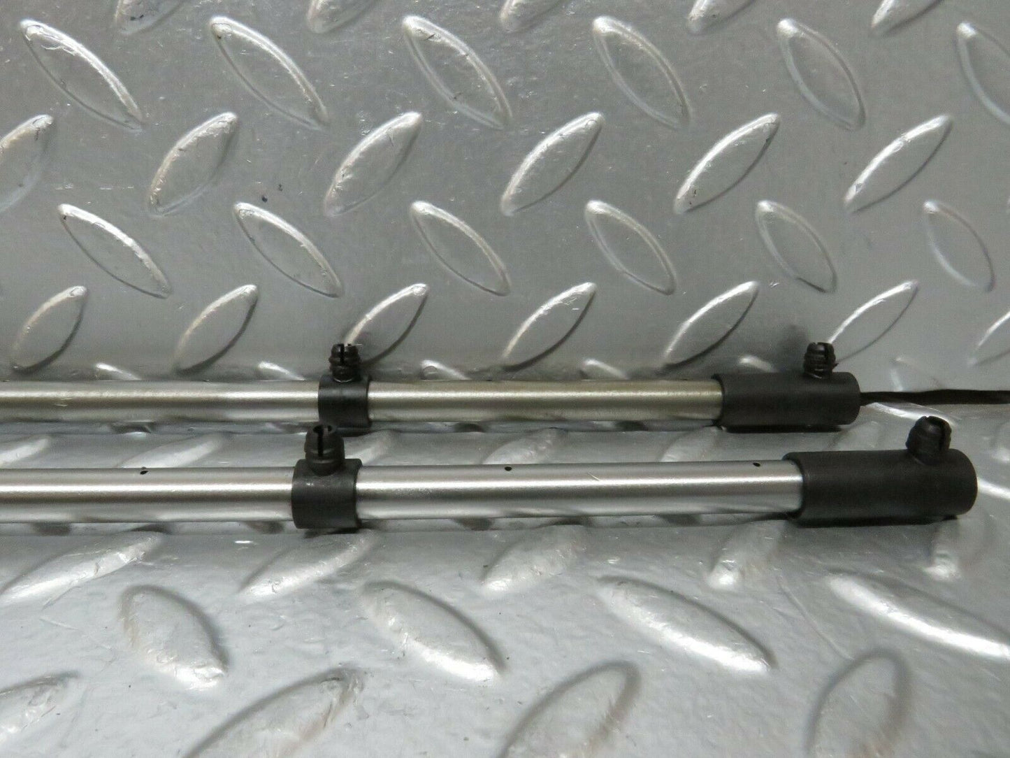 23902 Mercedes-Benz C107 450SL Coupe Camshaft Oil Tube