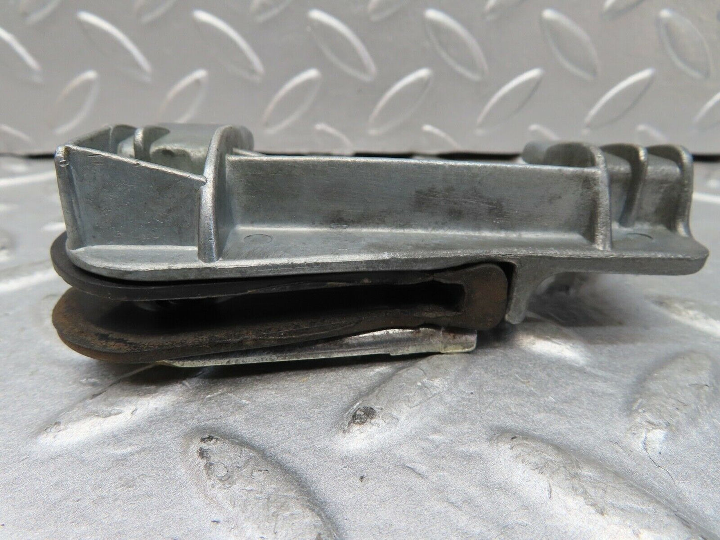 16928 Mercedes-Benz C123 280CE Coupe Door Glass Fixing Clip Left 1237250132