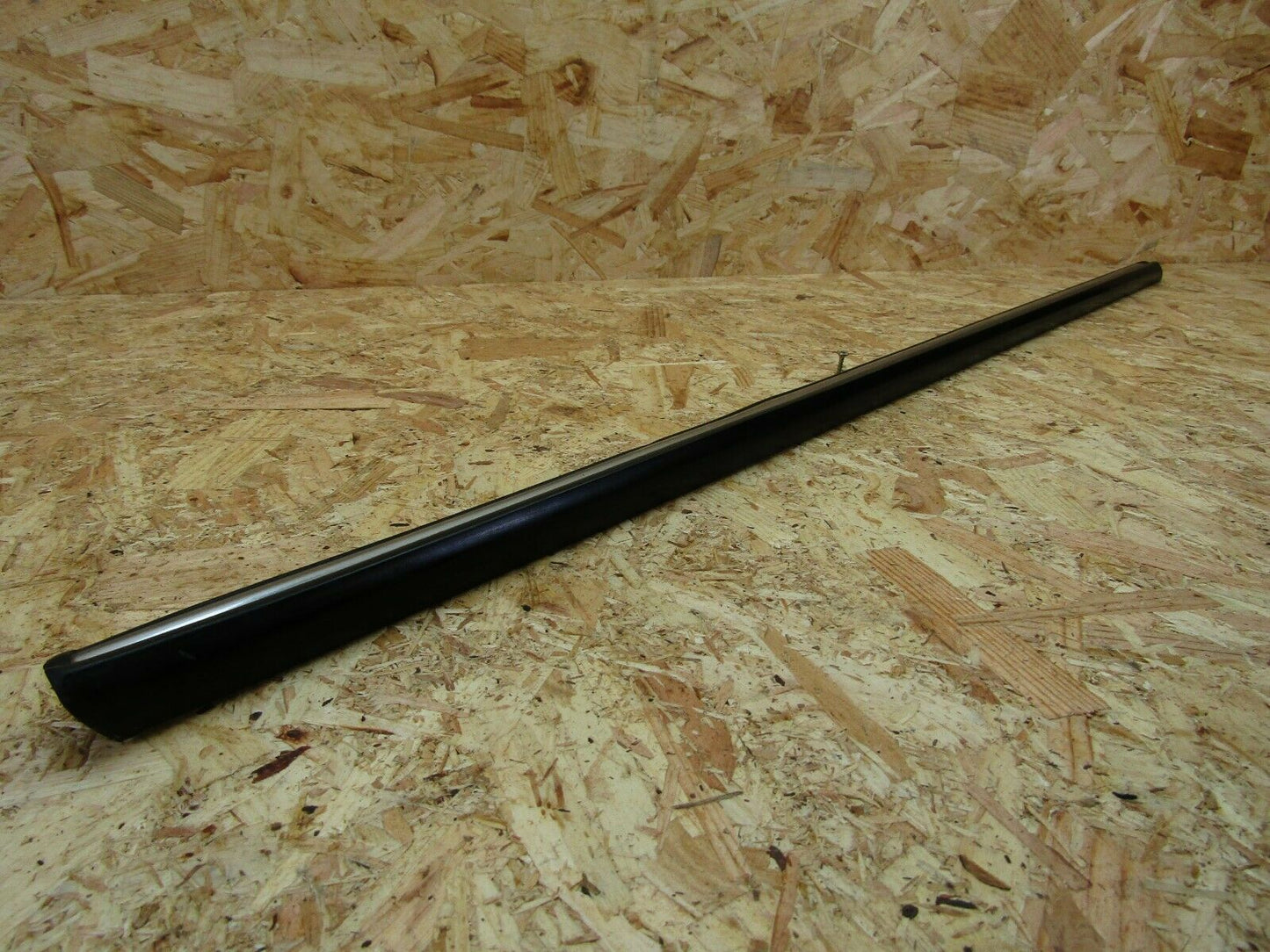 2171 Mercedes-Benz W116 350SE Front Right Door Centre Moulding Trim