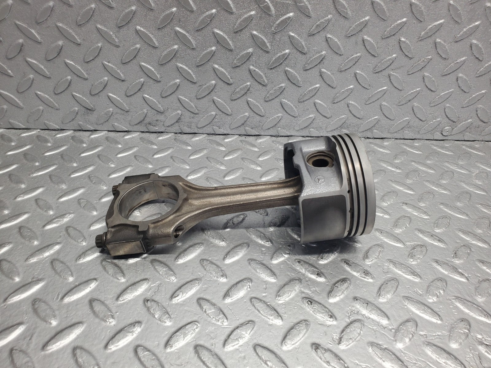 W124 Wagon piston with connecting rod used OEM