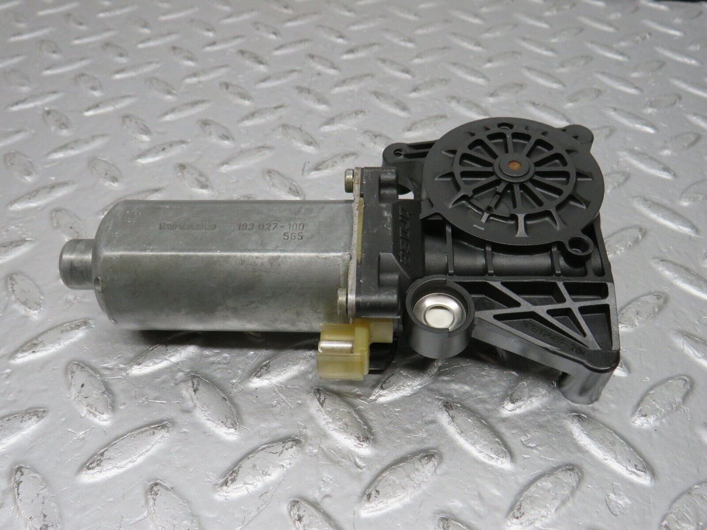 33413 Mercedes-Benz W202 C180 Window Regulator Motor Front Left 0130821638