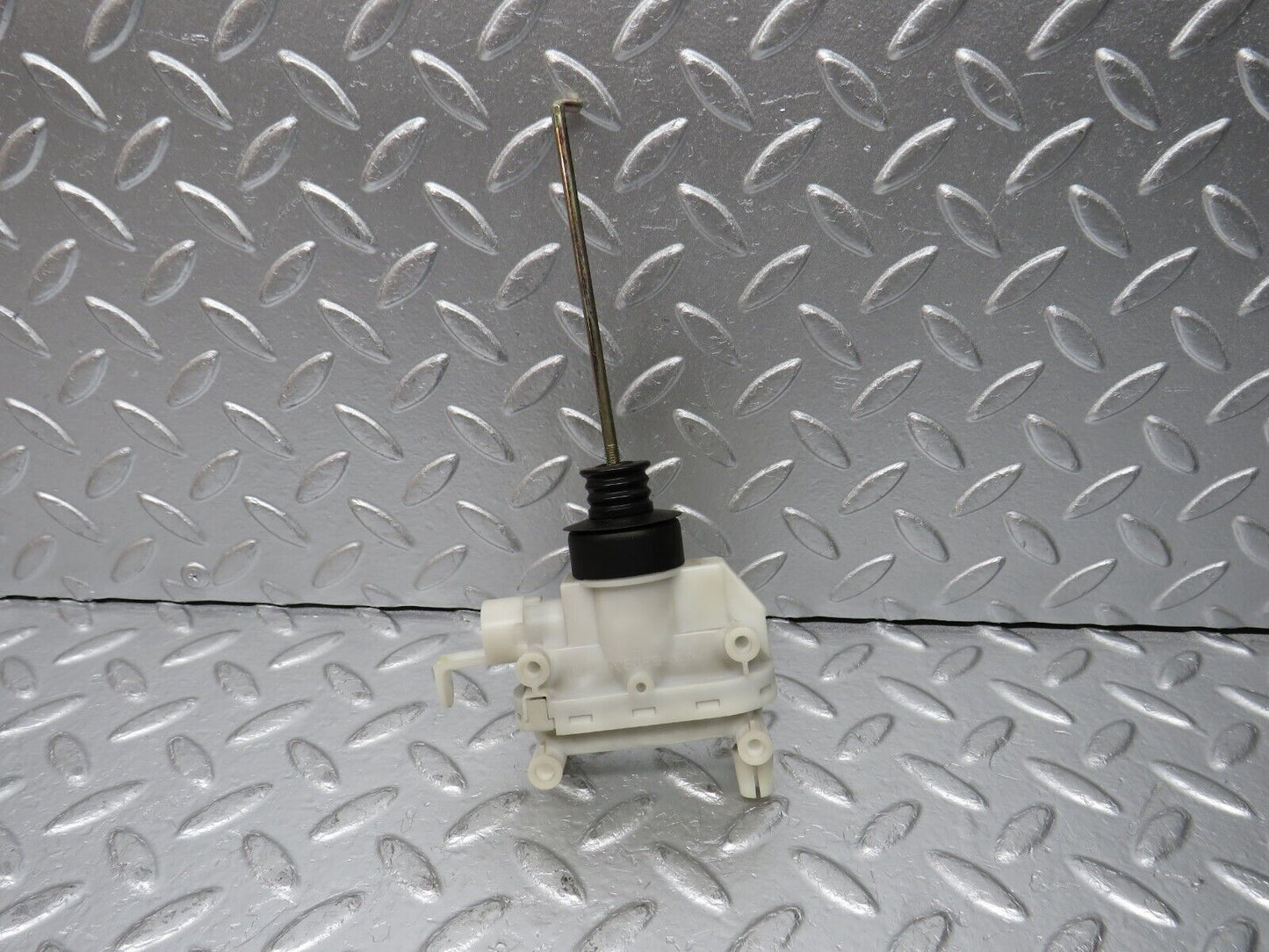 31399 Mercedes-Benz S124 220TE Wagon Trunk Lock Vacuum Actuator Hella