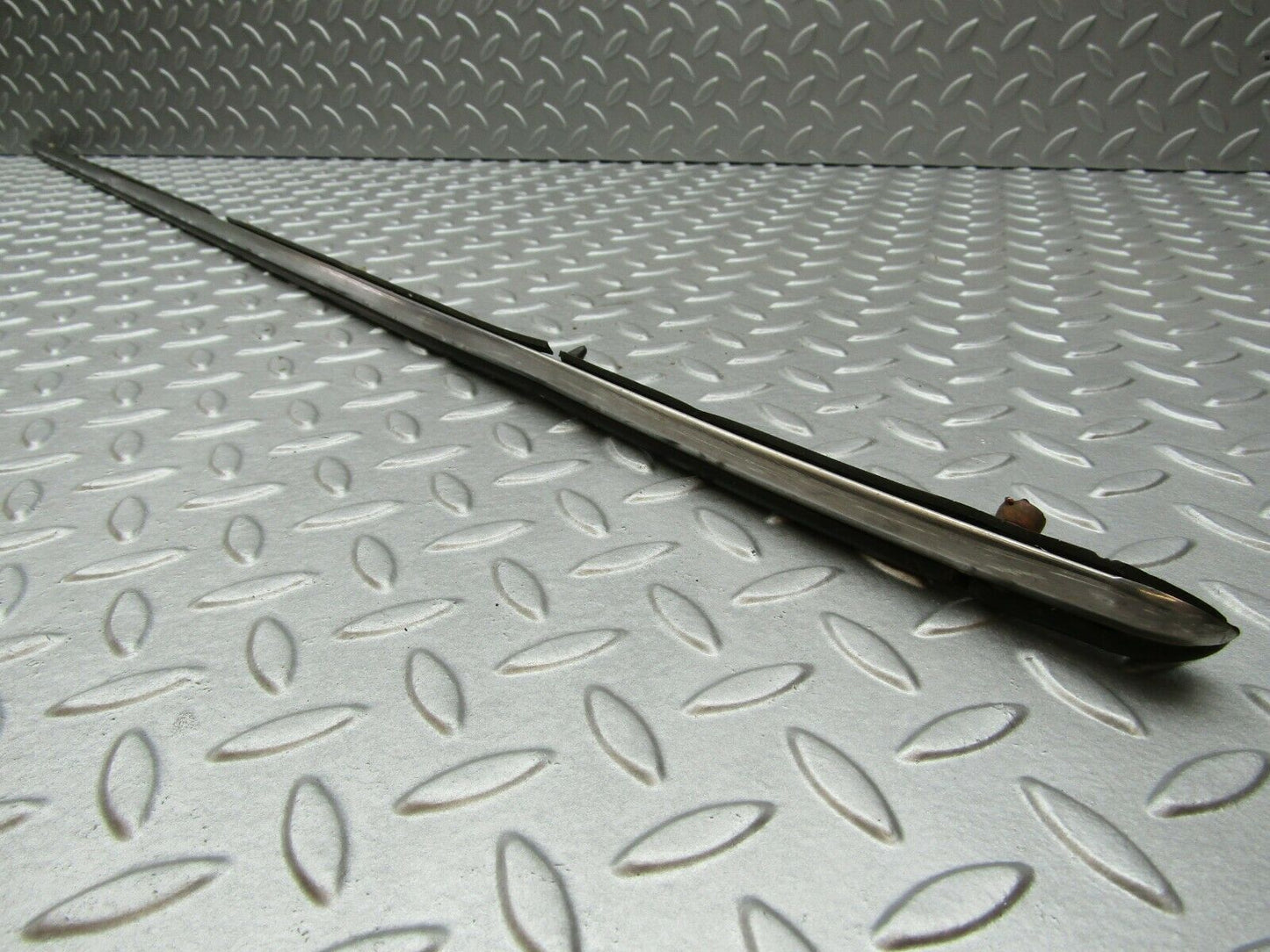 3339 Mercedes-Benz W115 220D Centre Fender Chrome Trim Front Right