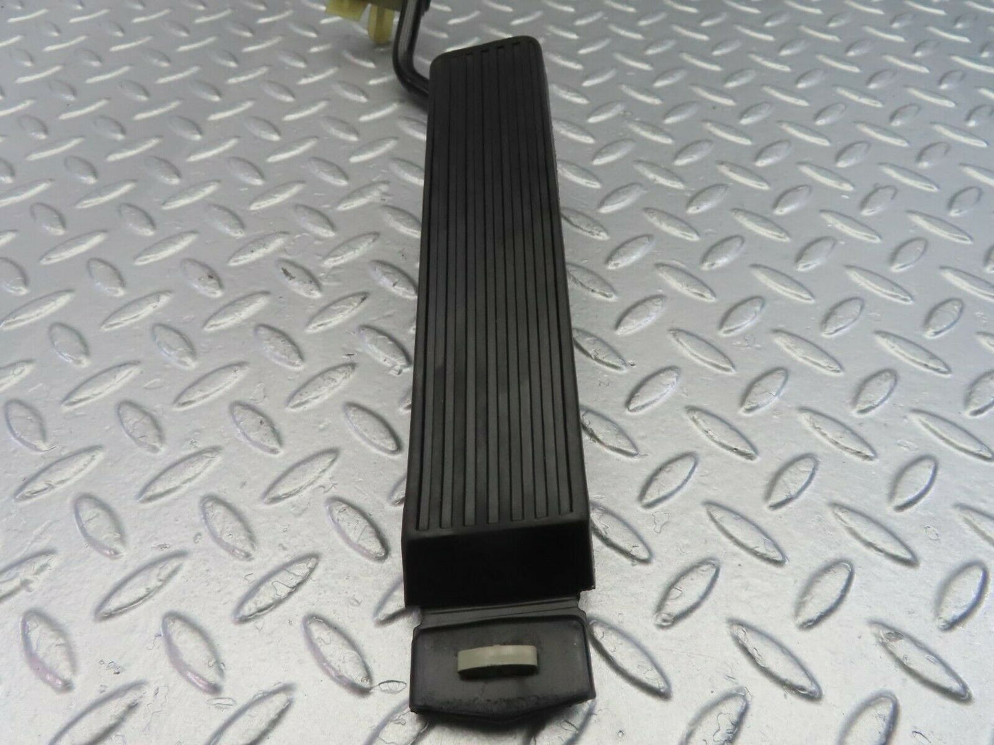 10493 Mercedes-Benz W201 190E Accelerator Pedal With Rubber 1233010082